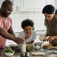 Ensinando a criança a cozinhar: crie memórias especiais e dê autonomia ao seu filho