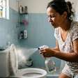 Você borrifa um produto de limpeza, o spray se espalha e você respira. O que pode ocorrer nos pulmões sem que perceba?