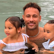 Neymar curte Dia das Crianças com Mavie e Mel em lago de mansão em Mangaratiba