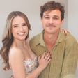Larissa Manoela usa look floral de R$ 319 na estreia VIP da peça 'Descalços no Parque'