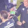 Vídeo: árbitro anula pênalti após jogador mostrar o "celuVAR"