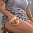 Dry Brushing funciona contra celulite? Saiba o que dizem os especialistas
