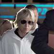 Atriz Selma Blair é acusada formalmente de agressão após incidente com comissários em avião