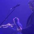 Sensacional: Flea toca "Everlong" no trompete ao lado de Dave Grohl