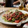 Macarrão de abobrinha ao molho sugo: um jantar leve que surpreende no sabor