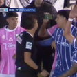 Árbitro desmarca pênalti após jogadores mostrarem lance em celular durante jogo na Argentina