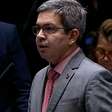 Randolfe ironiza mudança de posição de Flávio Bolsonaro sobre fim da escala 6x1: 'Vai fazer o L'