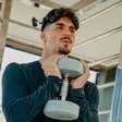 Com carambola, figo e um blend de lavanda, sálvia e alecrim: o novo lançamento de perfumaria de 'O Boticário' com alta fixação virou favorito de Gabriel Medina e colocou o surfista em desafio de alta pressão e baixa temperatura na orla de Ipanema
