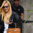 Virginia Fonseca combina bolsa de luxo com chinelo e roupa tipo pijama para ir ao salão de beleza