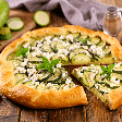 Quer um jantar leve e saudável? Aprenda esta torta de abobrinha com queijo feta