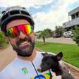 Ciclista emociona web ao realizar resgate de cachorro sob calor de 37ºC; o rapaz pedalou 5 km com ele no colo