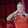 Robbie Williams canta 'Wonderwall' e faz piada com Noel Gallagher em show no Brasil