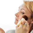 Blush na pele madura: onde aplicar para valorizar os traços do rosto?