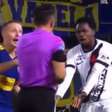 Andrés Gómez é expulso após empurrar juiz em duelo contra o Boca Juniors