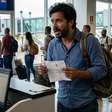 Passageiro chega ao portão com passagem comprada, mas fica sem assento no avião; entenda o que é overbooking no voo e quando cabe indenização
