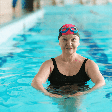 Dor nos joelhos ou nas costas? Veja 5 exercícios para fazer na piscina