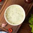 Molho cremoso de iogurte e ervas para saladas que transforma qualquer prato em uma refeição irresistível