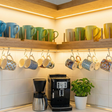 Cantinho das canecas: como organizar e decorar o espaço do café? Veja dicas