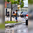Menino vende paçocas para comprar comida e ganha R$ 1 mil de influenciador