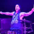A banda cujo show fez Travis Barker superar medo de voar em 2025