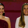 Débora Falabella e Adriana Esteves apostam em monocromia para anunciar 'Avenida Brasil 2' no Upfront Globo 2027