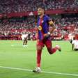 Raphinha volta a treinar com o Barcelona e fica perto de retorno