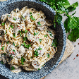Esta receita de espaguete cremoso com cogumelos é a opção perfeita para um jantar rápido e delicioso