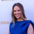 Atriz Hilary Swank anuncia gravidez do terceiro filho aos 52 anos