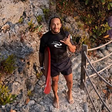 Lewis Hamilton surfa em Bali durante folga da F1; veja vídeo