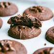 Para sair do pão de todos os dias, este biscoito de aveia e cacau ganha espaço à mesa