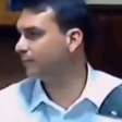 Flávio Bolsonaro retoma polêmica após declaração sobre filho gay e beijo entre homens: "Viadinho"