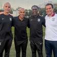 Ídolo do clube, Emerson Sheik marca presença em treino do Corinthians