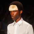 SPFW: João Pimenta vira alfaiataria tradicional do avesso com alinhavos à vista: desfile tem elenco apenas de negros e indígenas