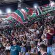 Torcida do Fluminense prepara festa no aeroporto antes da semifinal contra o Palmeiras