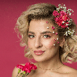 Da passarela à rotina: como incorporar cores e flores à produção de beleza