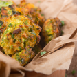 Bolinho de chuva salgado com espinafre: fácil, prático e delicioso