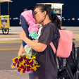 Mãe que vende rosas para sustentar três filhos ganha apoio de Dinho da Hornet