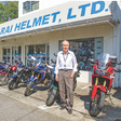 Um engenheiro japonês começou a fabricar capacetes para trabalhadores da construção civil. Então, por engano, descobriu que eles eram mais adequados para motociclistas