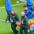 Dibu Martinez deixa campo de maca após choque de cabeça na Premier League