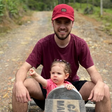 'Marco Véio' recria meme do 'taca-lhe pau' com a filha de 1 ano