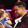 Cantor brasileiro no The Voice Portugal ganha surpresa e reencontra família após 3 anos