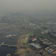 Fumaça em Manaus piora, Defesa Civil envia alerta e incêndios impedem voos de combate