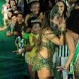 'É a melhor do mundo': Paolla Oliveira beija Iza ao receber coroa de Rainha de Bateria da Imperatriz Leopoldinense e leva web ao delírio com muito samba no pé; atriz retorna à Sapucaí após saída da Grande Rio