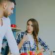 Por que alguns adultos desviam o olhar ao conversar com outras pessoas? A psicologia aponta que não é por timidez