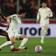 Com um a menos, Palmeiras bate Athletico e volta à ponta do Brasileiro