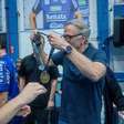 Bernardinho entrega medalha para Bruninho em Campinas