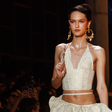 1ª modelo trans a ser recordista de desfiles, Liya Santos desfila para 10 grifes no SPFW: 'o céu é o limite'