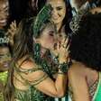 Paolla Oliveira troca selinho com Iza ao receber coroa da Imperatriz Leopoldinense