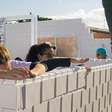 No Brasil, existe um atalho para resolver a crise habitacional: 2 toneladas de plástico, 27 metros quadrados e montagem em 15 horas