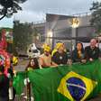 Apoiadores de Lula e Flávio Bolsonaro se aglomeram na frente da Band antes de debate; veja